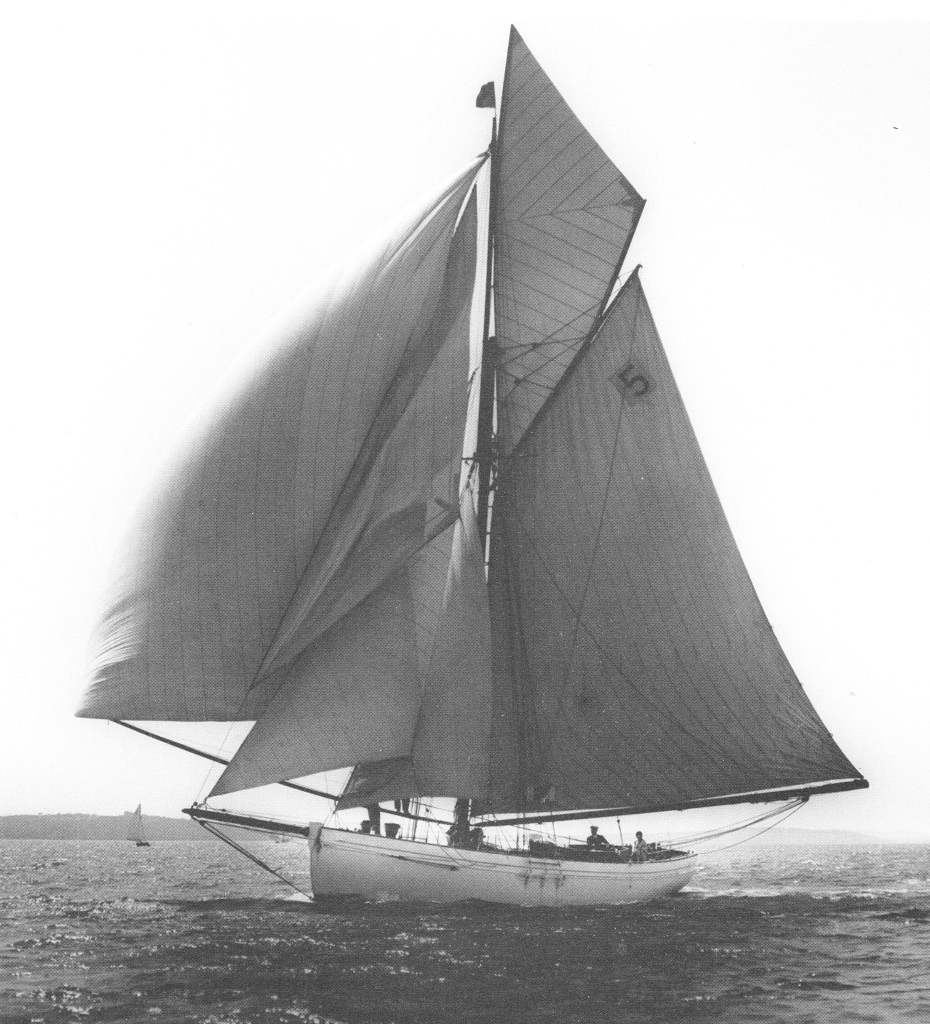 Tally Ho with fidded topmast and spinnaker, 1927